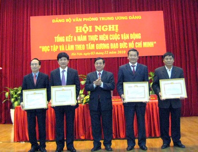 Đảng bộ Văn phòng Trung ương Đảng gương mẫu học tập và làm theo tấm gương Bác Hồ